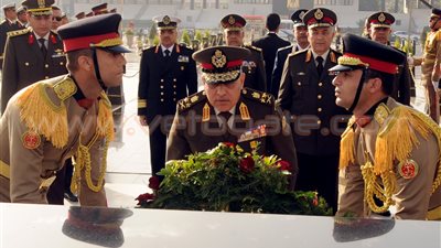 بالفيديو.. القوات المسلحة تحتفل بـ«يوم الشهيد».. «السيسي» ينيب وزيري «الدفاع والداخلية» لوضع أكاليل الزهور على قبور الشهداء.. صدقى صبحى يزور قبر السادات.. وقائد الجيش الث