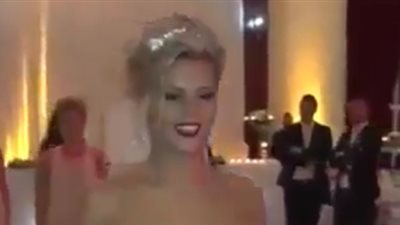 بالفيديو.. أصدقاء عروسين يشعلون حفل الزفاف بـ«وصلة رقص مجنونة»