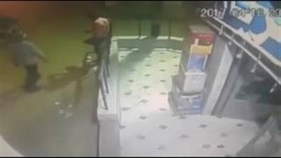 بالفيديو.. لحظة سرقة محل أجهزة كمبيوتر في الشرقية