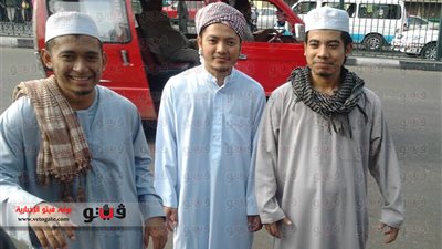 بالفيديو والصور..الأزهر والحسين يجذبان «الأجانب» في أول أيام العيد..طلاب تايلانديون: نشعر بالبهجة في مصر وسعداء للصلاة في الأزهر..والمشهد الحسيني يجذب الطريقة «العرنوسية» من ليبيا 