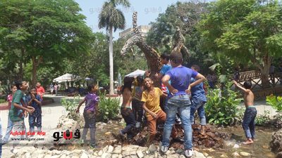 بالفيديو والصور .. نافورة جنينة الأسماك تتحول لحمام سباحة