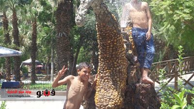 بالفيديو والصور .. تجرد طفلين من ملابسهما للاستحمام في 