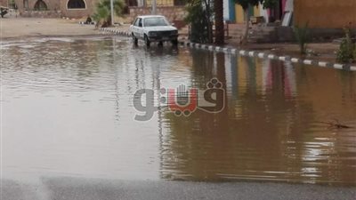 غرق شوارع أبو سمبل السياحية في أسوان بمياه الأمطار (صور)