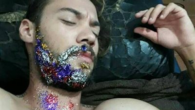 بالصور.. رد فعل شاب على مقلب من حبيبته تسبب في حلق لحيته