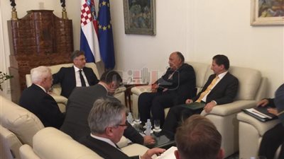وزير الخارجية يبحث تعزيز العلاقات مع رئيس وزراء كرواتيا
