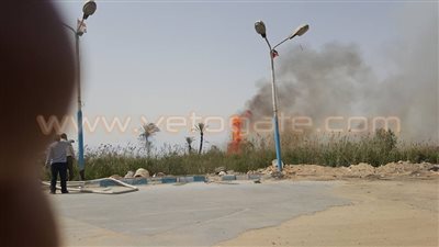 حريق بجوار محطة وقود بالقنطرة والأهالي يستنجدون بالمطافئ