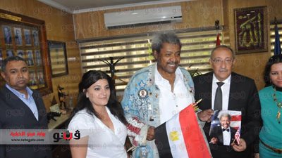 بالفيديو والصور.. محافظ أسوان يستقبل الملاكم الأمريكى 