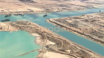 عبور 55 سفينة بقناة السويس بحمولة 3.3 ملايين طن