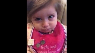 بالفيديو.. رد فعل طفلة على كليب شيرين «كلي ملكك»