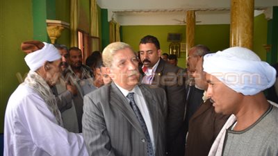 بالصور.. محافظ الإسماعيلية يقدم واجب العزاء لأسرة شهيد سيناء