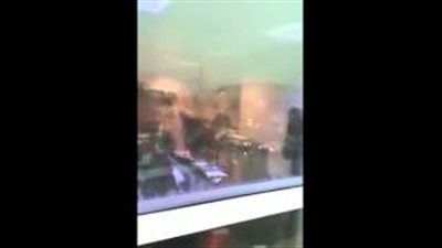 بالفيديو.. لحظة اقتلاع نافذة وإصابة فتاة بالذعر بسبب عاصفة الإمارات