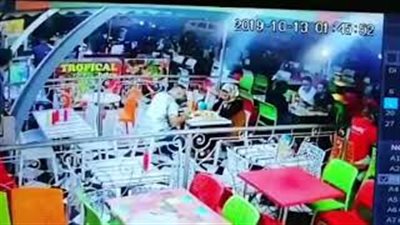 لحظة اقتحام سيارة مطعم ودهس الزبائن أثناء تناولهم الطعام (فيديو)