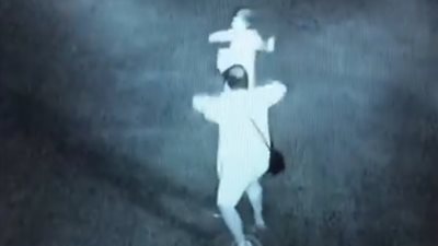 رجل يشارك زوجته الرقص بطريقة كوميدية في الشارع (فيديو)