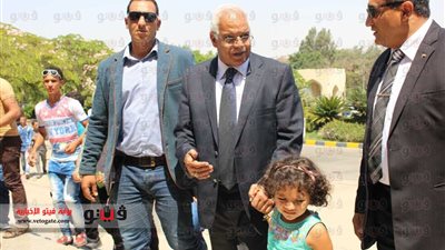 «محافظ القاهرة في أول أيام عيد الفطر».. جولة تفقدية لمستشفى الشيخ زايد.. يزور حديقة الأزهر بصحبة حفيدته.. إزالة مدرج فاكهة بدون ترخيص.. ويقرر قضاء إجازة العيد بديوان المحافظة