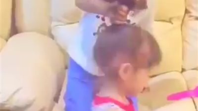 طفل يشعل «فيس بوك» بطريقة تمشيط شعر شقيقته (فيديو)