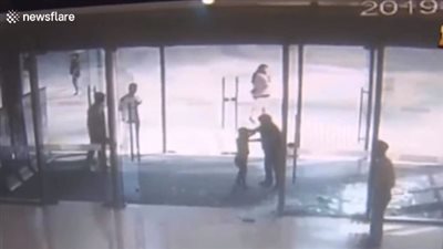 لقطات صادمة للحظة تحطم باب زجاجي على رأس طفل (فيديو)