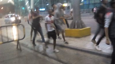توافد جماهير الزمالك إلى مطار القاهرة لاستقبال بعثة اليد (فيديو)