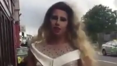 رجل يضع مذيعة في موقف محرج ويزيل «الباروكة» على الهواء (فيديو)