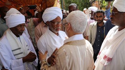 بالصور..«الغنوشى» يلتقى «البشير» ويقدم العزاء في «الترابي»