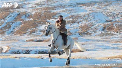 زعيم كوريا الشمالية يمتطي حصانا أبيض وسط الثلوج (صور)