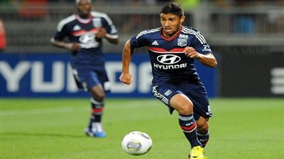 الجزائر تسعى لضم لاعب ليون للمنتخب قبل فرنسا