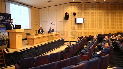 رئيس هيئة البترول يتفقد جناح 