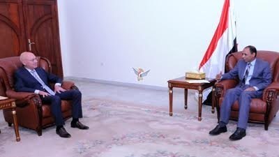 قيادي حوثي يستقبل القائم بالأعمال الروسي في صنعاء
