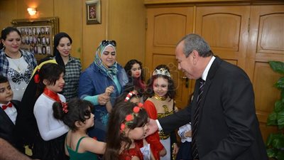 محافظ دمياط يستقبل مدير إدارة الراهبات الفرنسيسكان (صور)