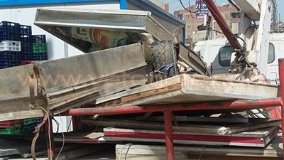 بالصور.. حملة لإزالة الإعلانات على الأعمدة الكهربائية بطوخ