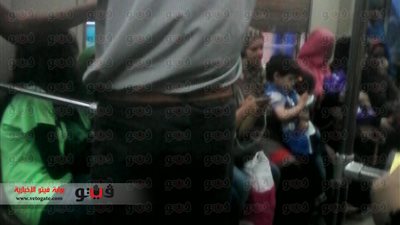بالصور.. الشباب يستقلون عربات السيدات بالمترو