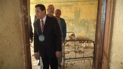 «حيوانات في استقبال المسئولين».. ثعبان يفاجئ محافظ الدقهلية في افتتاح مجمع طبي.. كلب يستقبل جون كيري وسامح شكري.. و«سلعوة» ترحب بمحافظ الشرقية السابق في متحف عرابي