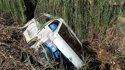 سقوط سيارة ميكروباص بترعة ميت يزيد في الغربية (صور)