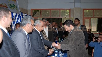 بالصور.. توزيع عقود تمليك 139 وحدة سكنية بالشرقية