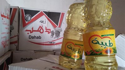 ضبط صاحب محل بقالة بحوزته 804 كيلو زيت طعام مجهول المصدر بحلوان (صور)