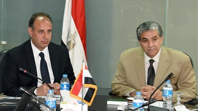 وزير البيئة ومحافظ الإسكندرية يناقشان منظومة المخلفات