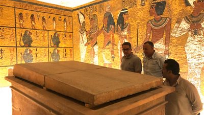 الآثار: إعادة تركيب غطاء التابوت الحجري بمقبرة الملك الشاب (صور)