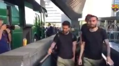 بالفيديو.. لاعبو برشلونة يصلون ملعب بيرنابيو للقاء الكلاسيكو