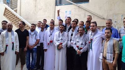 بالصور ..«الكوفية» رمز فلسطين.. استخدمها الثوار ضد الانتداب.. وياسر عرفات حولها لرمز بعد تأسيس منظمة التحرير.. والفلاحون الثوار ارتدوها لإخفاء ملامحهم لمقاومة القوات البريطانية