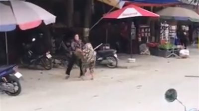 رد فعل مضحك لامرأة دخلت في عراك عنيف مع أخرى (فيديو)