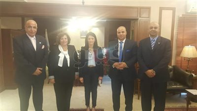 نقيب المرشدين السياحيين يناقش مشكلات النقابة مع وزيرة السياحة