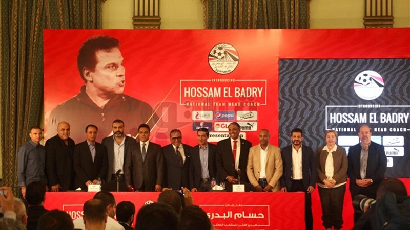 حسام البدرى مع معاونيه