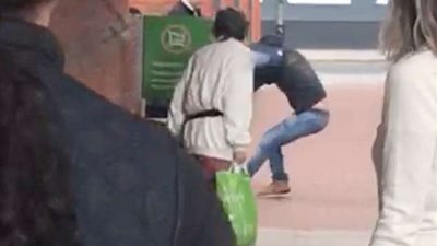 حارس متجر يفقد وظيفته بسبب مشرد (فيديو وصور)