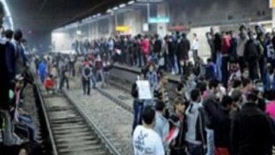 فرق الطوارئ تصل موقع انقلاب عربة المترو بطرة البلد