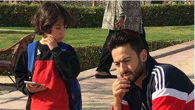 حمادة هلال ينشر صورة جديدة من كواليس «قانون عمر»