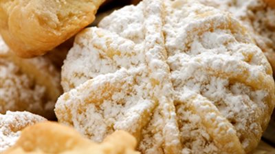 الإكثار من تناول الكعك يزيد من نسبة الكوليسترول في الدم