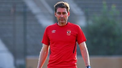 فايلر يلقي محاضرة فنية للاعبي الأهلي قبل المران