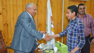 محافظ الوادي الجديد يكرم المخترع الصغير بالداخلة