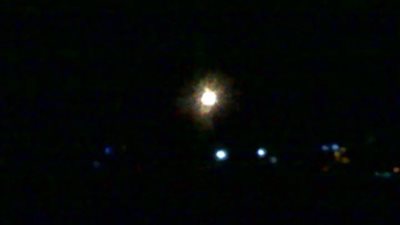 إسرائيل تلقي قنابل مضيئة على جنوب لبنان