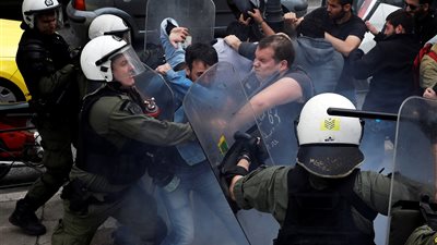 آلاف اليونانيين يتظاهرون تحت شعار «الأمريكيون قتلة» دعما لسوريا (صور)