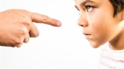 بالفيديو.. 4 قواعد مثالية تساعد في تربية طفلك بشكل سليم